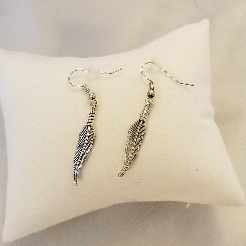NWT Feather Dangle Pewter SLP Pierced Earrings 1" - Picture 1 of 7